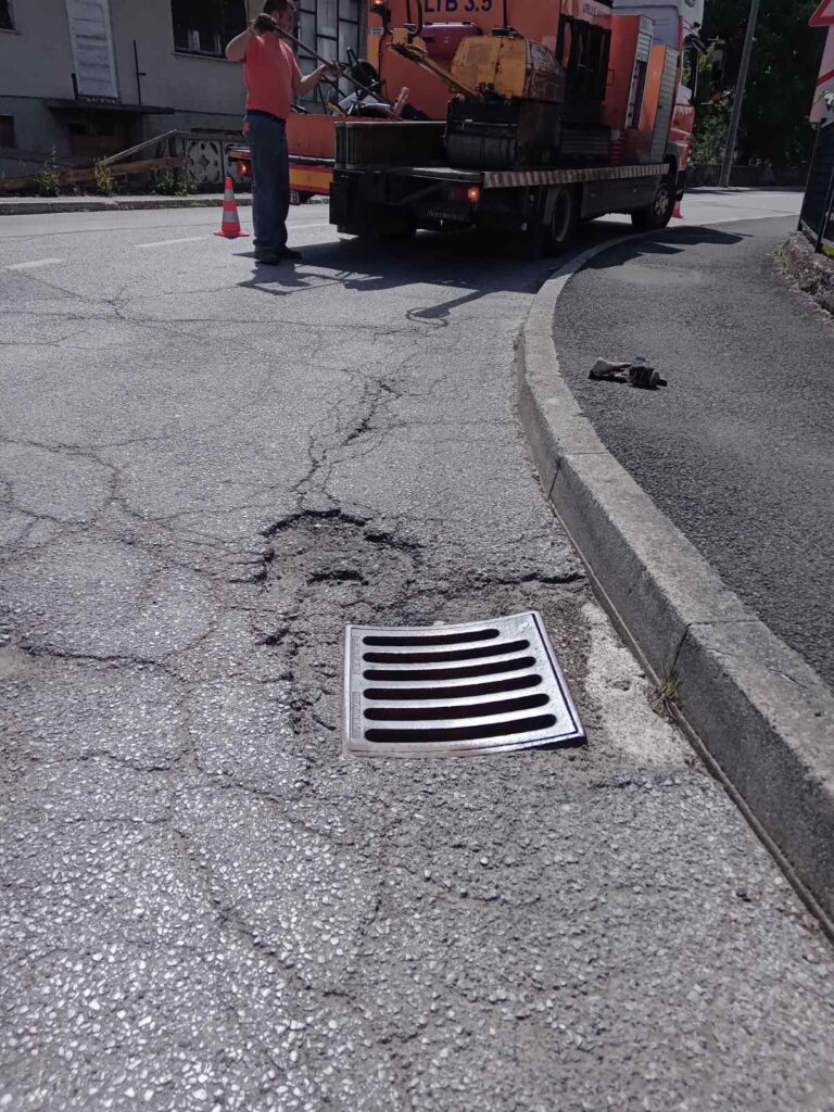 Oprava výtluku silnice pomocí infratechnologie. Zabezpečení místa opravy.