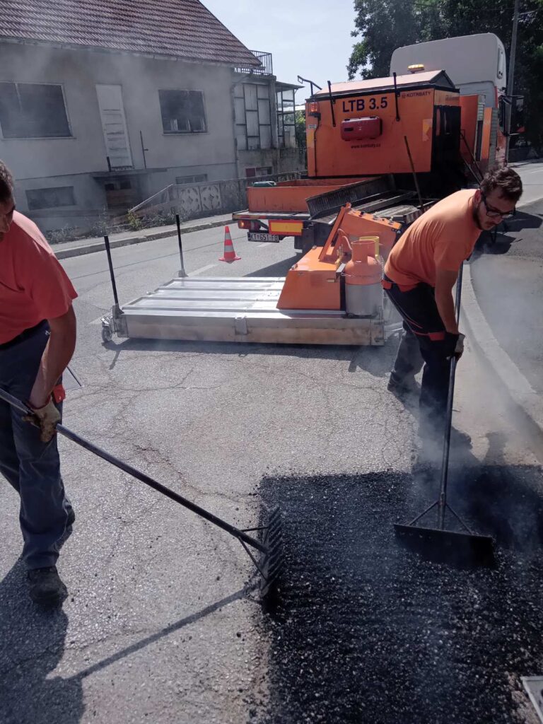 Oprava výtluku silnice pomocí infratechnologie. Zarovnání.
