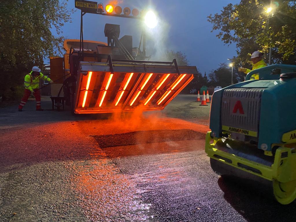 Asfaltovací stroj SILKOT. Nahřívání asfaltu pomocí infra technologie.