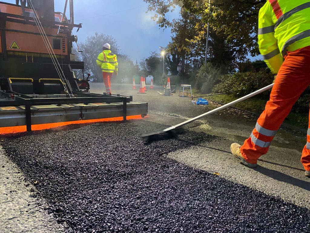 Asfaltovací stroj SILKOT od Kotrbatý v akci v Anglii
