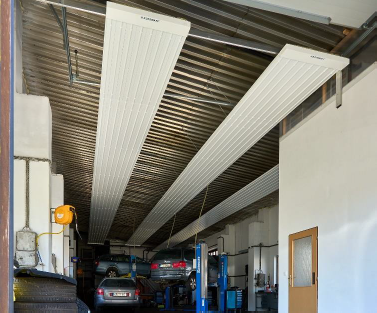 Sálavé vytápění autoservisu Auto Duffek pomocí stropních sálavých panelů
