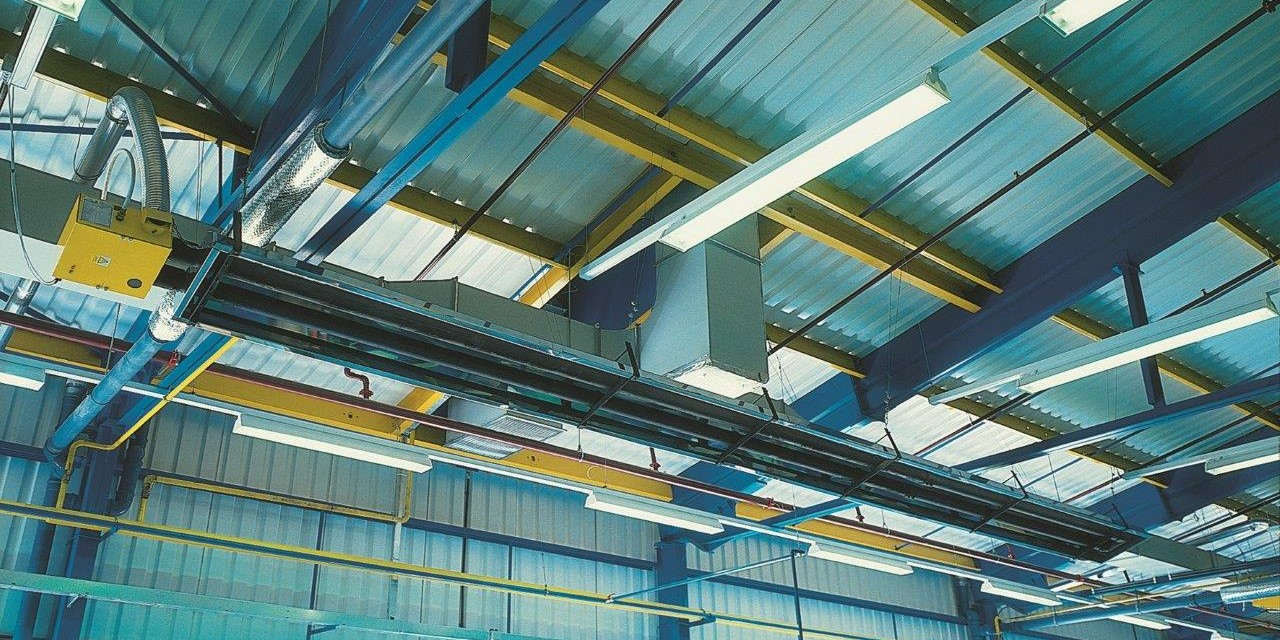 Tmavé infrazářiče KM-U zavěšené v průmyslové hale