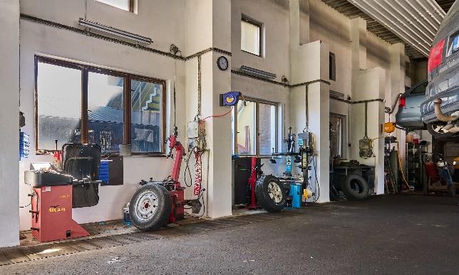 Stropní sálavé vytápění umožnilo uvolnit prostor pod okny autoservisu