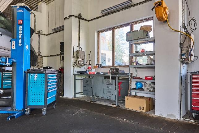 Uvolněný prostor u stěn autoservisu díky náhradě radiátorů sálavými panely