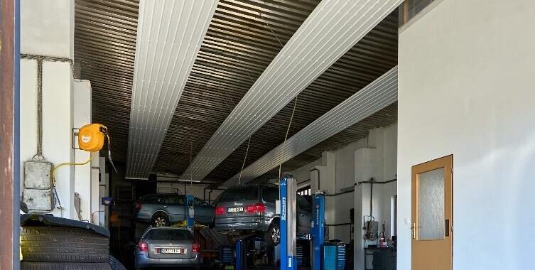 vytápění autoservisu pomocí stropních sálavých panelů instalovaných nad pracovními místy