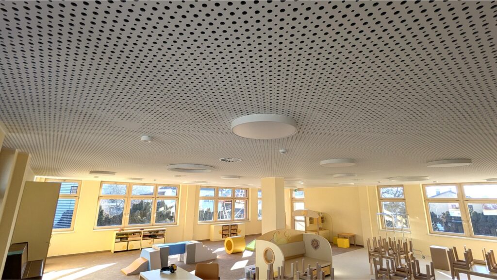 Systém vytápění a chlazení ve školce skrytý perforovaným sádrokartonovým stropem.