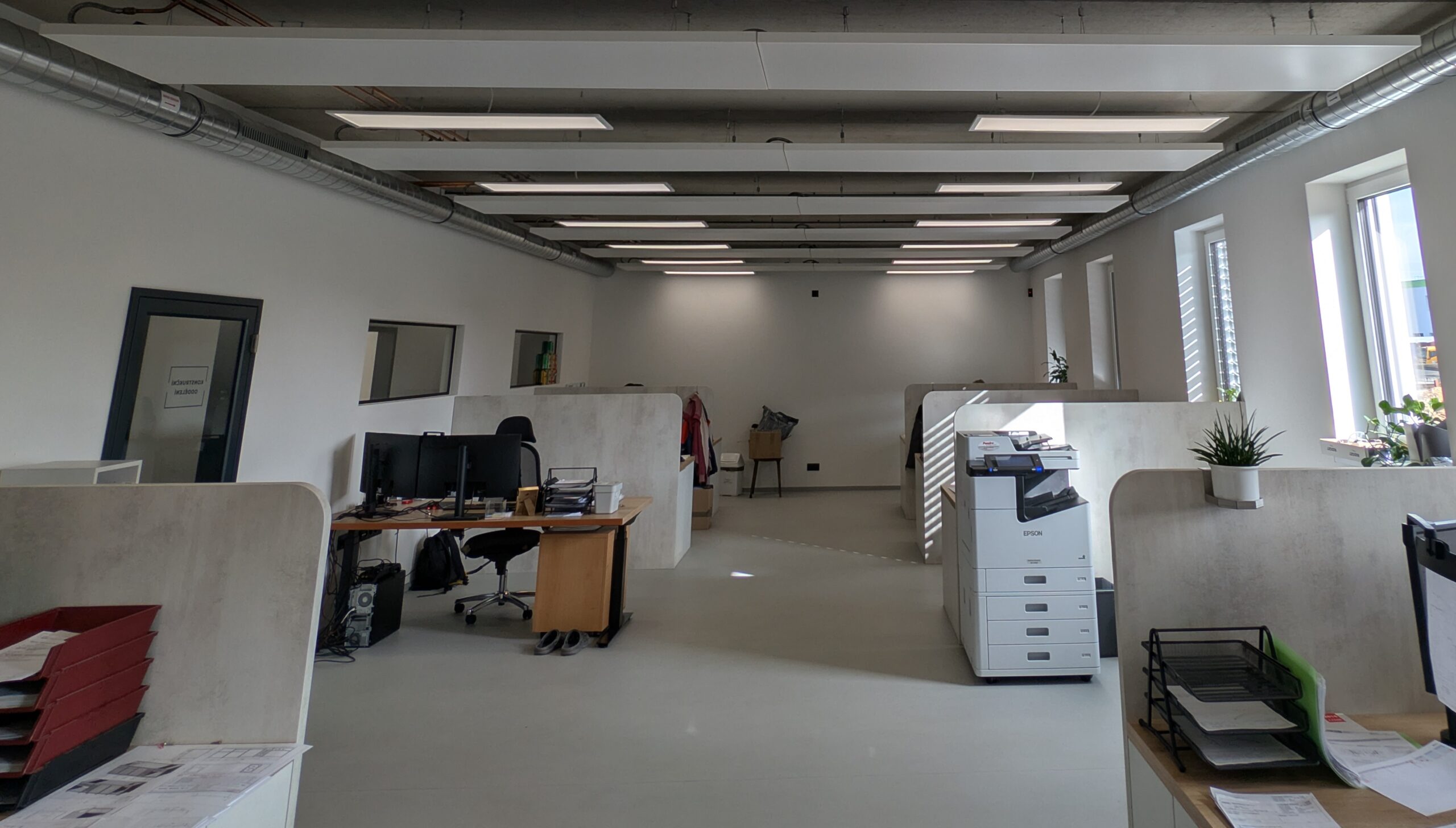 Stropní topení a chlazení v kanceláři. Sálavé panely.