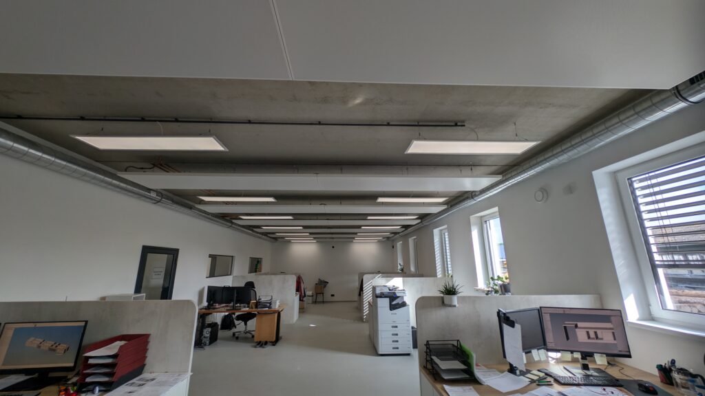 Stropní topení a chlazení v kanceláři. Sálavé panely.