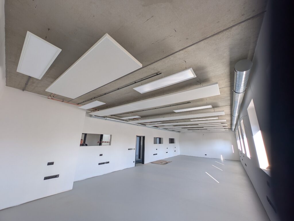 Stropní topení a chlazení v kanceláři. Sálavé panely KRC-M volně visící.