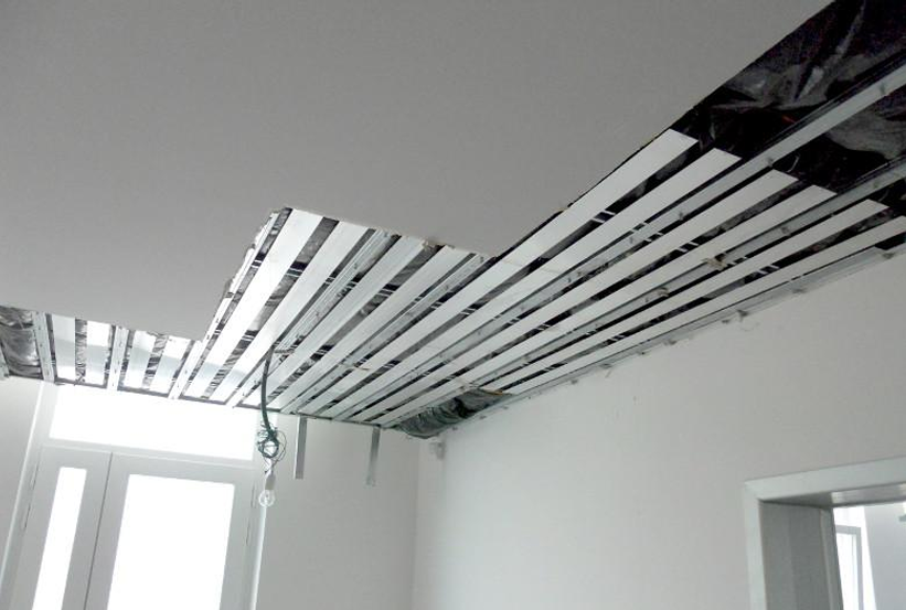 Vytápění a chlazení administrativních budov skryté nad sádrokartonovým stropem.