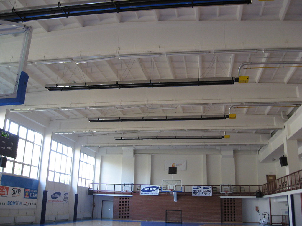 Infrazářiče KM-U instalované pod stropem sportovní haly.