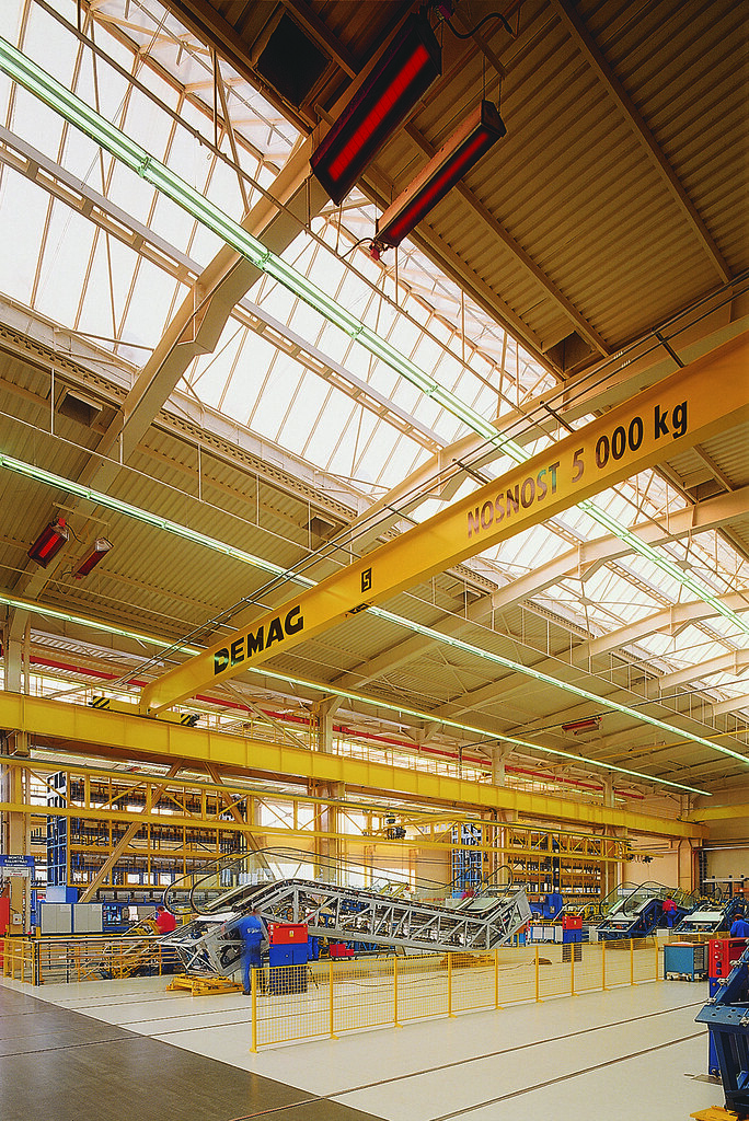 Plynové infračervené zářiče instalované ve výrobní hale s mostovým jeřábem