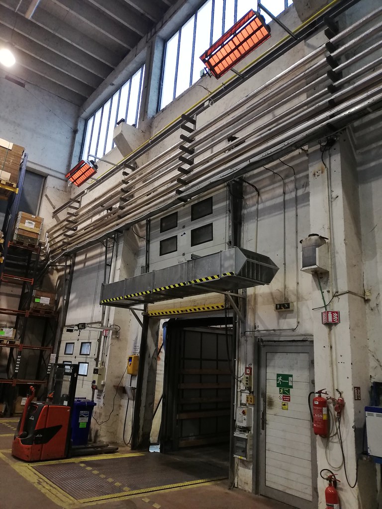 Plynové infrazářiče nad vjezdovými vraty ve výrobní hale