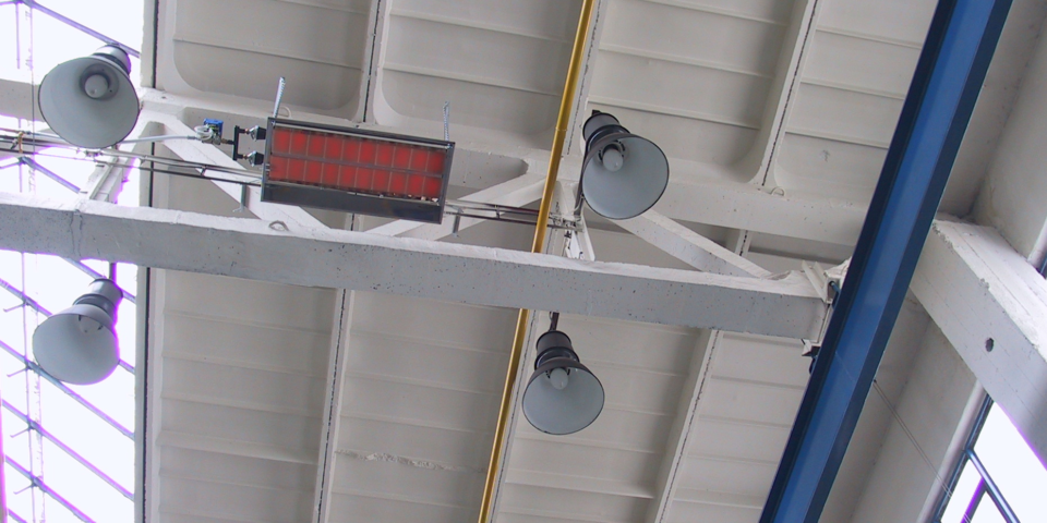 Plynové světlé infrazářiče MKV zavěšené pod stropem průmyslové haly