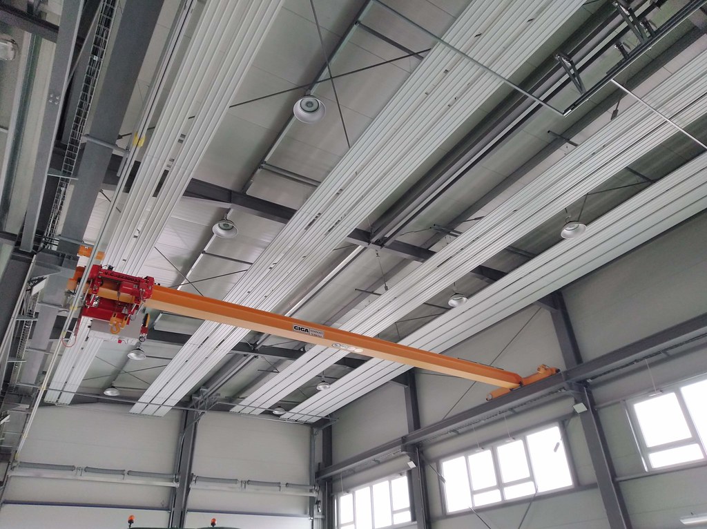 Sálavé panely Kotrbatý KIT instalované pod stropem průmyslové haly pro úsporné vytápění výrobních prostor.