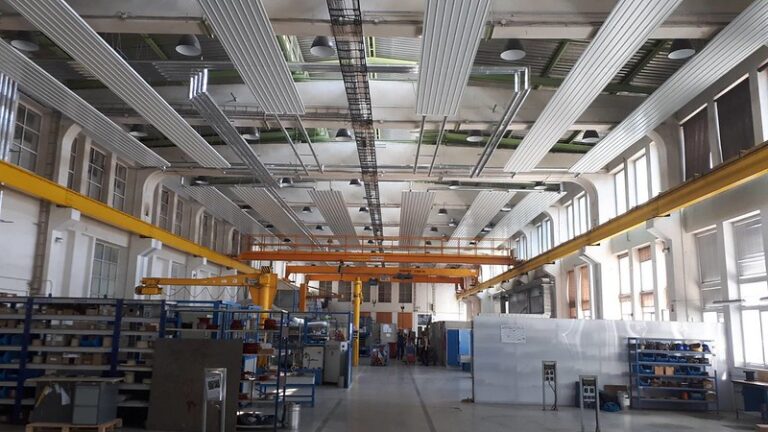 Sálavý panel KSP zavěšený ve vysoké výrobní hale