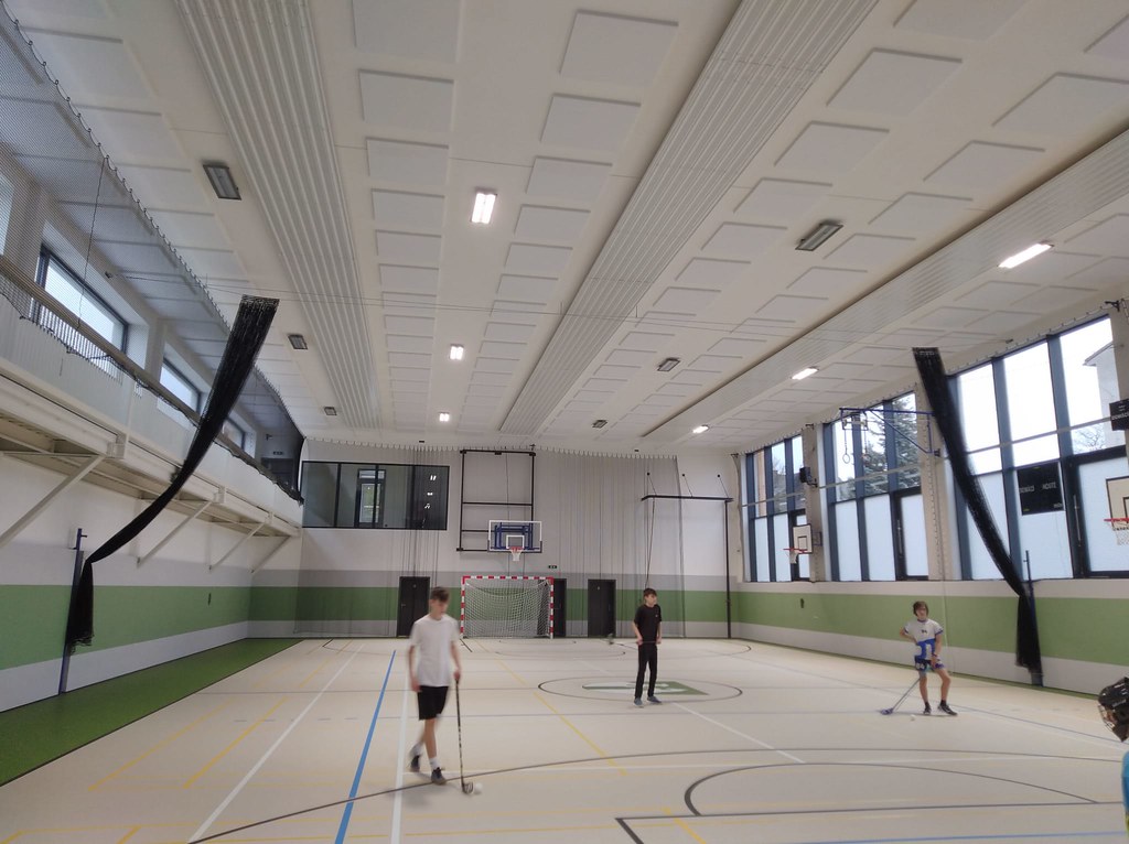 Akustický sálavý panel KSP instalovaný na stropě sportovní haly pro efektivní vytápění a snížení hluku