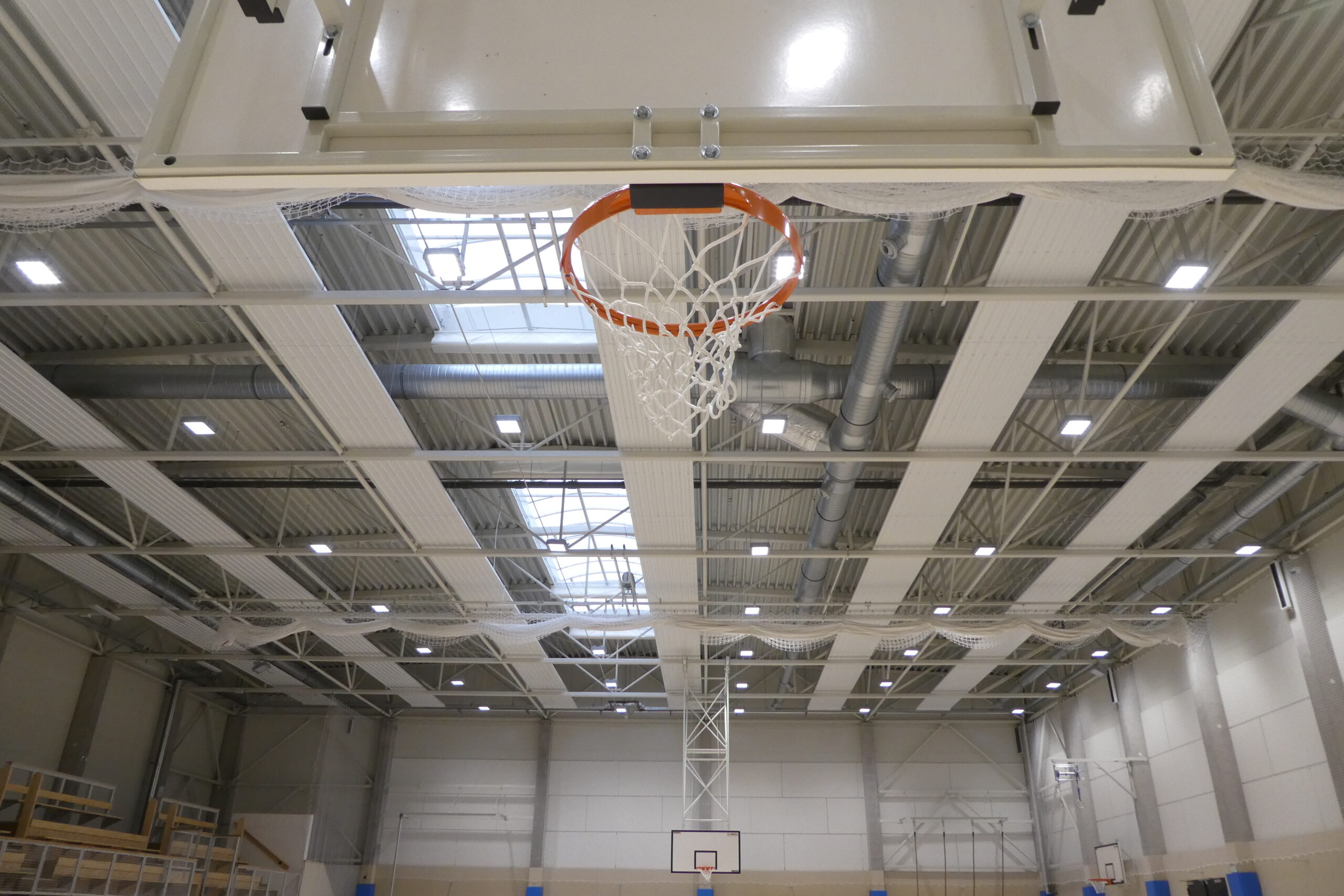 Stropní sálavé panely pro vytápění tělocvičny ve sportovní hale