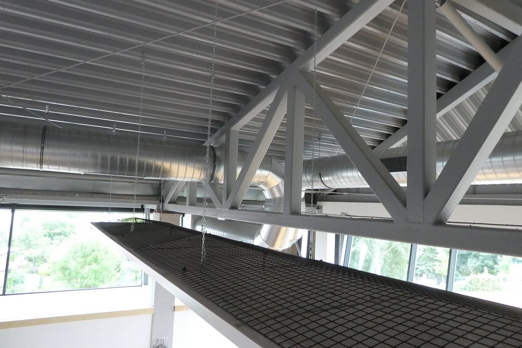 Sálavý panel KSP se sportovní úpravou a ochrannou mříží instalovaný ve sportovní hale