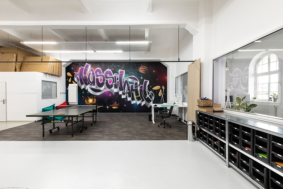 Stropní sálavý panel pro úsporné vytápění kancelářského prostoru