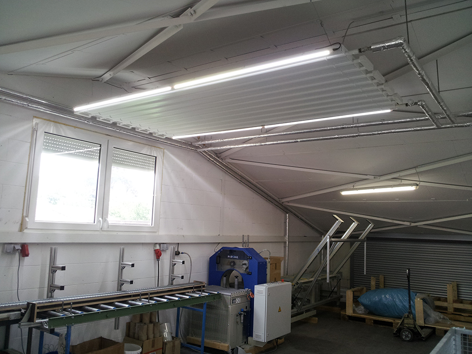 Sálavý panel do garáže instalovaný pod stropem. KSP to go