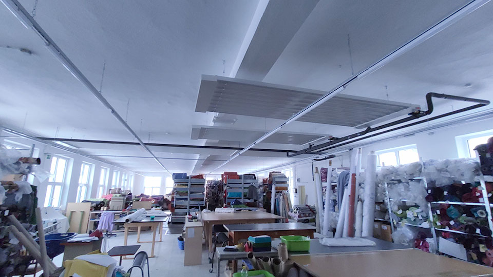 Sálavé panely KSP to go instalované jako stropní topení v dílně