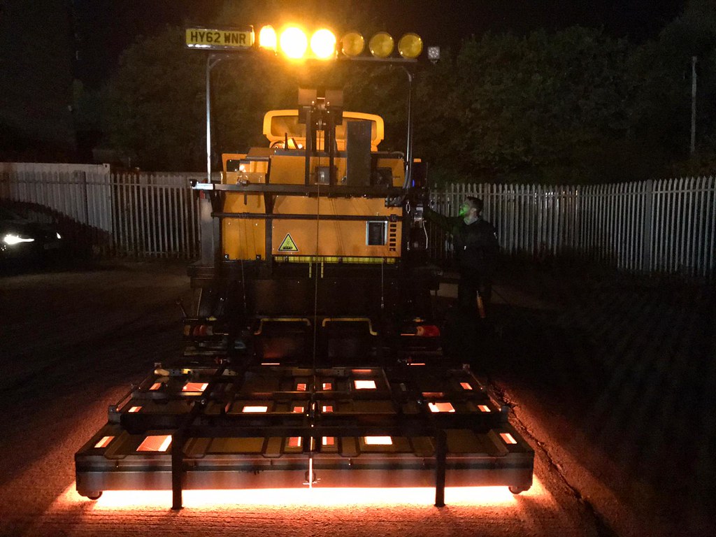 Asfaltovací stroje SILKOT s aktivním nahřívacím čelem zahřívá poruchu na vozovce a okolí výtluku