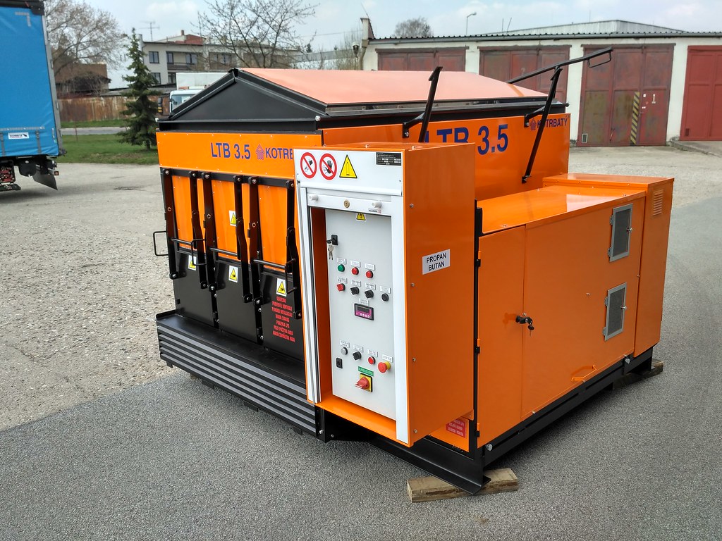 STROJ LTB 3,5 připravený k naložení na vozík.