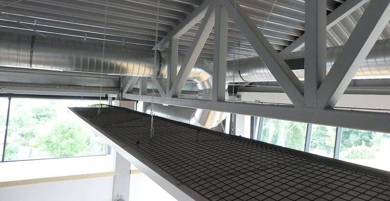 sálavý panel KSP inštalovaný v hale – ballwurfsicher vykurovanie športovej haly