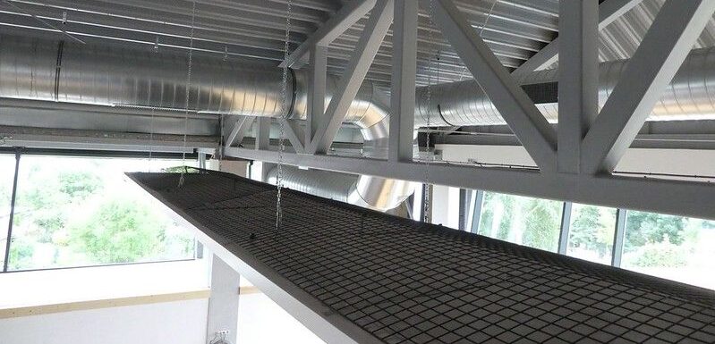 sálavý panel KSP instalovaný v hale – ballwurfsicher vytápění sportovní haly