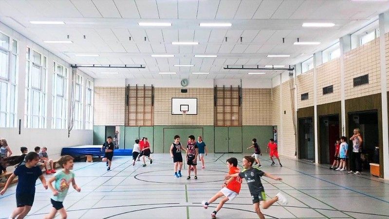 sálavé panely KSP ve sportovní hale – ballwurfsicherheit DIN 18032-3