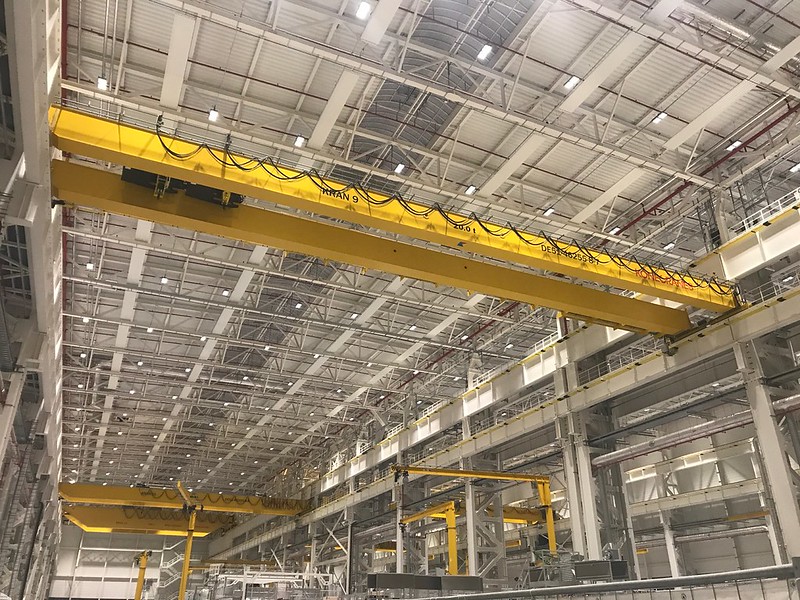 Radiant panels suspended in a high industrial hall.
Illustrative photo: comparison of hall heating costs.